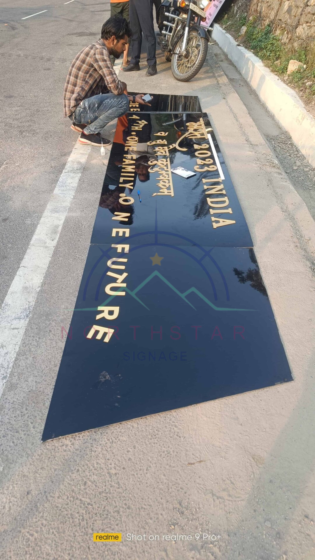 3d signage in daylight